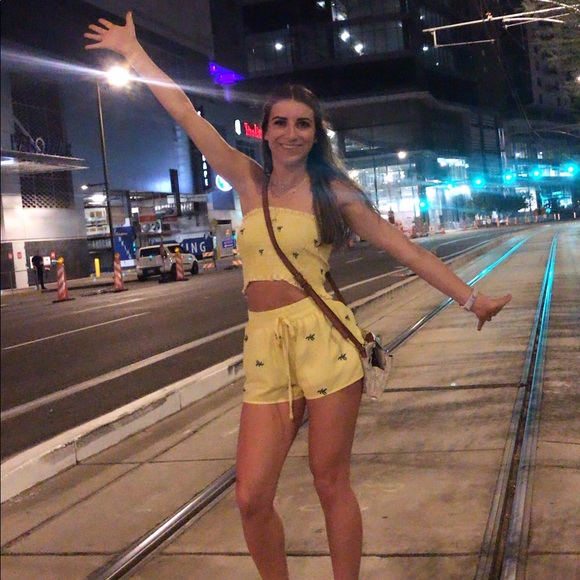 Meet your Posher, Ariana - Picture 2 of 3